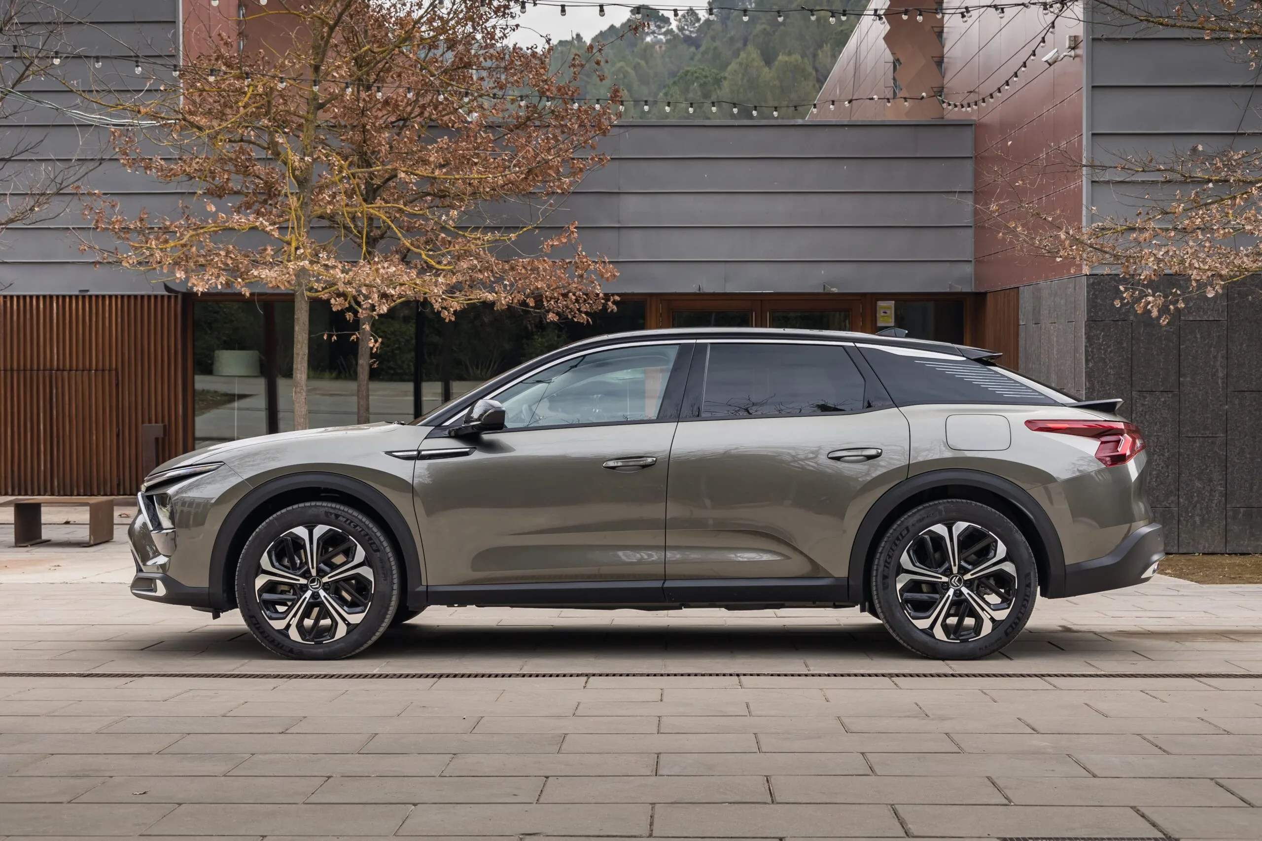 découvrez la nouvelle citroën c5 x, un élégant mélange de berline et de break, offrant un design innovant et des caractéristiques technologiques de pointe.