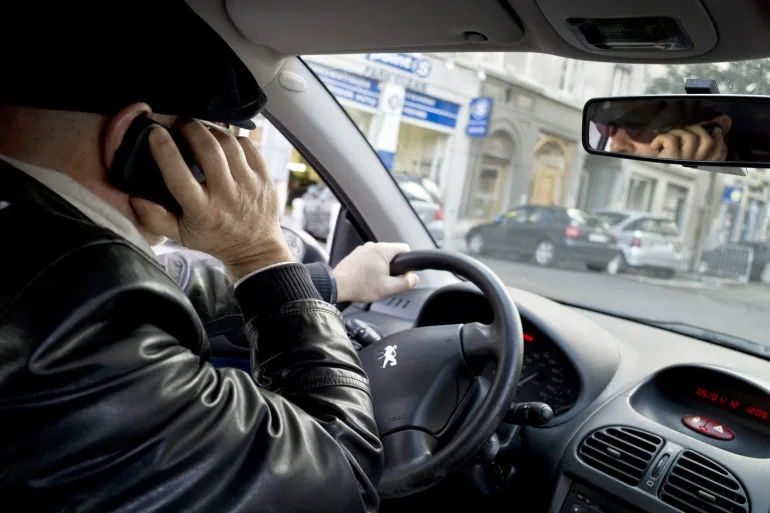 découvrez les risques liés à l'utilisation des écrans dans les véhicules. apprenez comment ces dispositifs peuvent distraire les conducteurs et affecter la sécurité routière. informez-vous sur les mesures à adopter pour une conduite plus sûre.