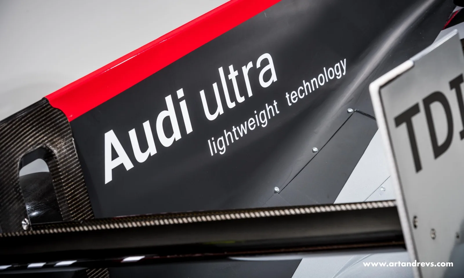 découvrez l'audi r18 tdi ultra à vendre, une voiture de course emblématique alliant performance, technologie avancée et design exceptionnel. ne manquez pas l'opportunité de posséder ce bolide de compétition, parfait pour les passionnés d'automobile!