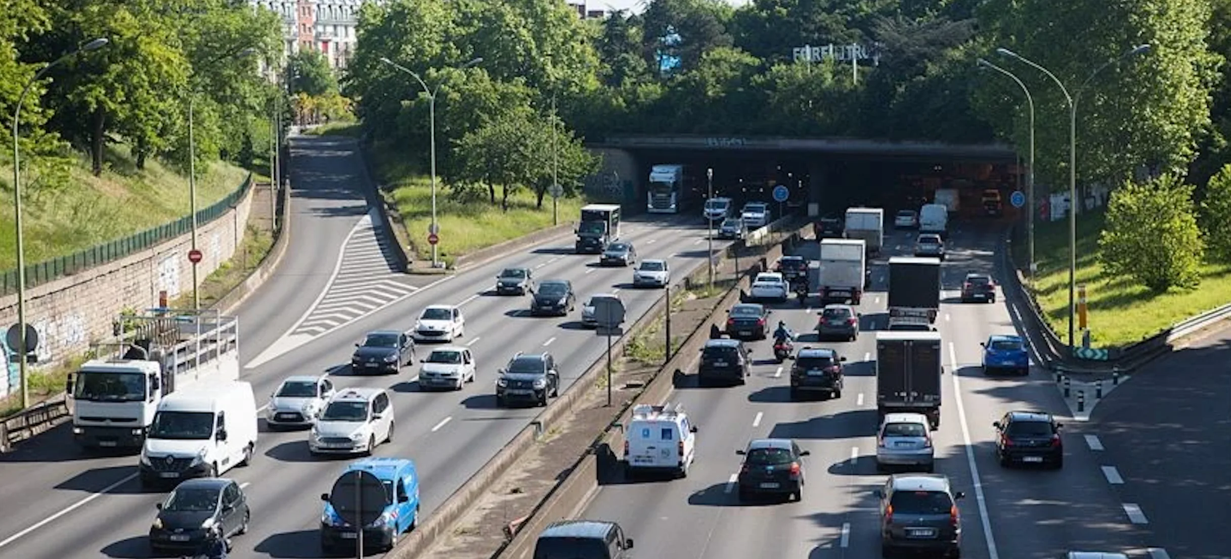 découvrez les enjeux de la vitesse limitée à 50 km/h sur le périphérique parisien. explorez les impacts sur la sécurité, la circulation et l'environnement dans la capitale française.