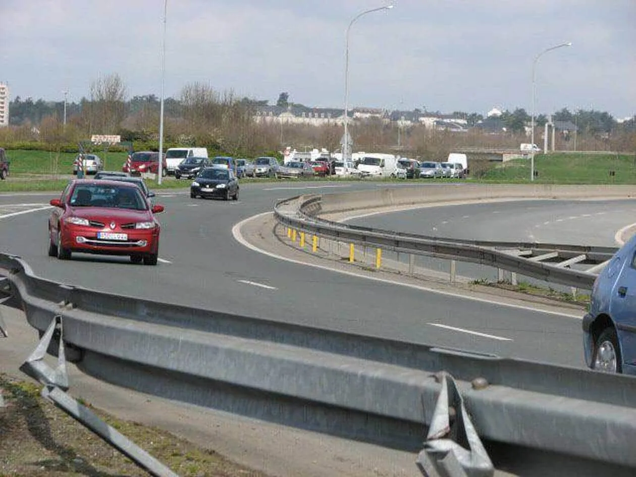 découvrez les règles de circulation sur le périphérique avec une vitesse maximale de 50 km/h. informez-vous sur la sécurité routière et l'importance de respecter cette limite pour assurer des trajets sereins et fluides.