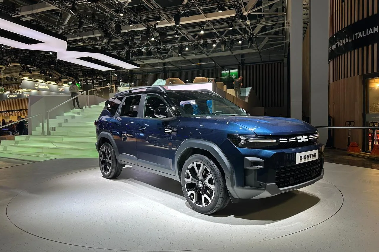 découvrez les meilleures photos du stand dacia au mondial 2024. plongez dans l'univers de l'innovation automobile avec des modèles captivants et des concepts audacieux présentés lors de cet événement incontournable.