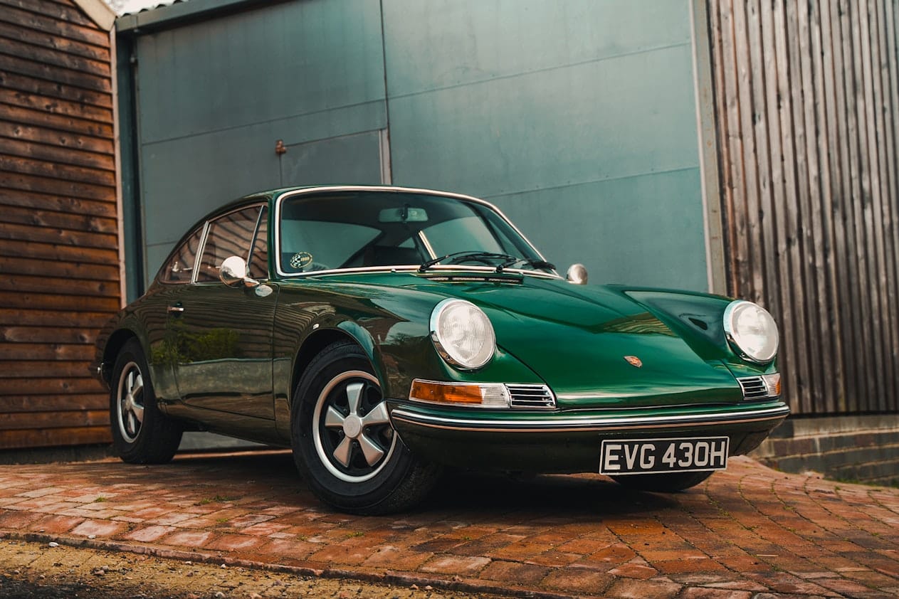 découvrez la porsche 911 carrera t 2024 : un mélange parfait de performance et d'élégance. consultez notre article pour connaître son prix, ses caractéristiques techniques et les innovations qui font de ce modèle un choix incontournable pour les passionnés d'automobile.