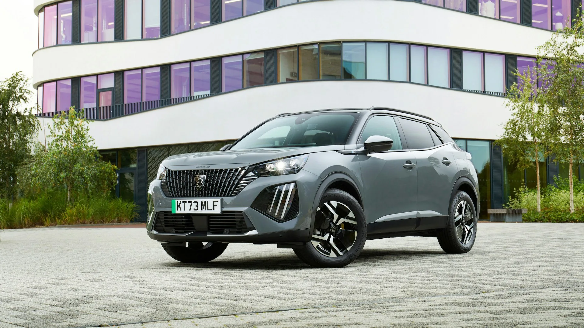 découvrez le kia ev3 2024, un suv électrique innovant qui se positionne comme un concurrent direct des peugeot e-2008 et renault scénic. alliant design moderne, performance électrisante et technologies de pointe, le kia ev3 redéfinit la conduite écologique et le confort de voyage.