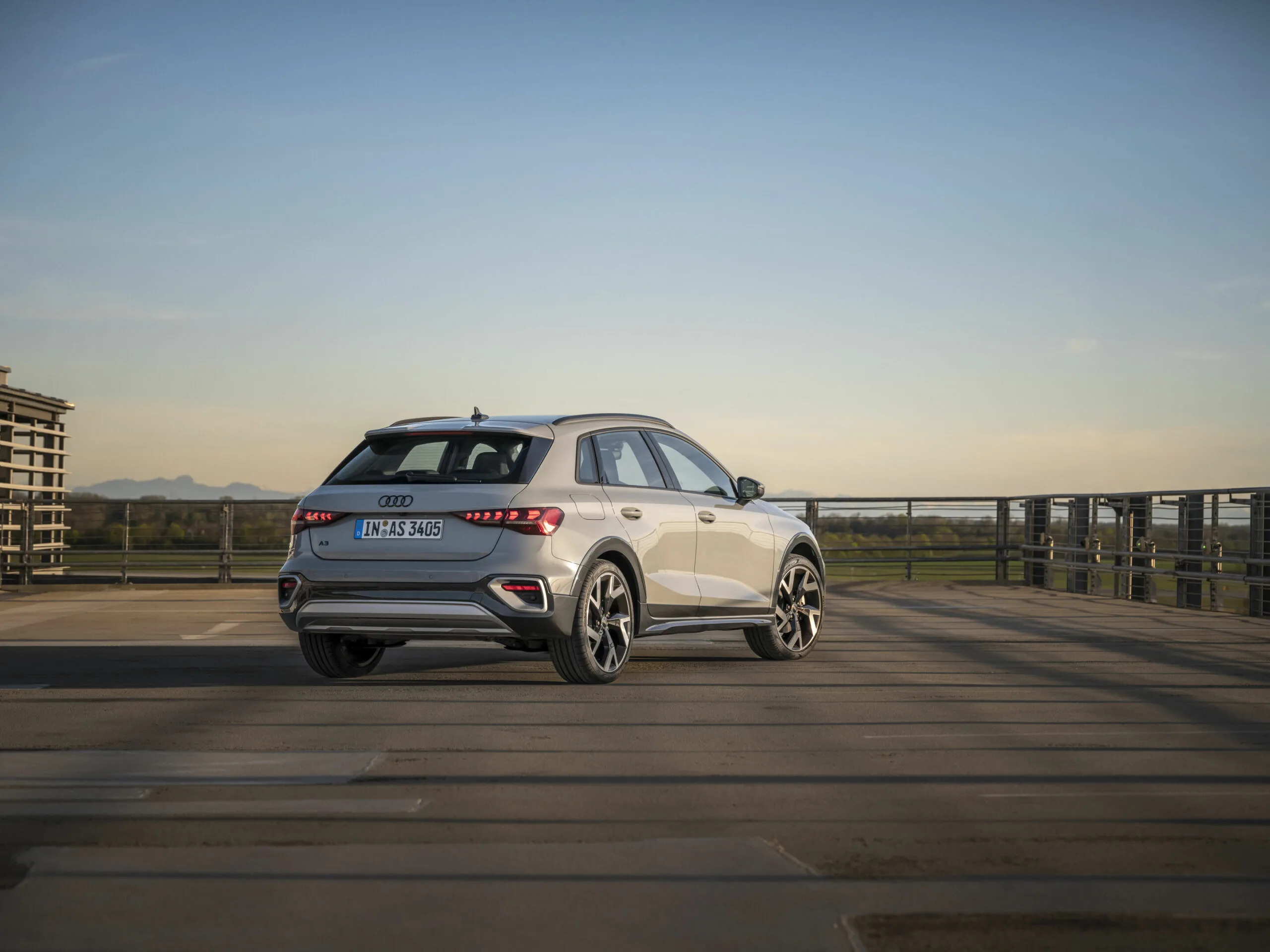 découvrez l'audi a3 allstreet, un véhicule alliant élégance et performance, avec une autonomie impressionnante de 100 km. idéale pour les trajets quotidiens, elle vous garantit une conduite agréable et éco-responsable.