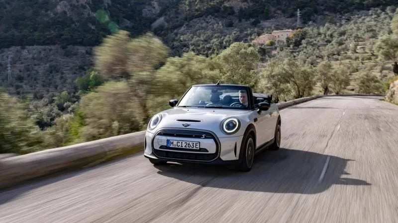 découvrez le nouveau mini renonce au cabriolet électrique, un modèle audacieux qui allie performance et style unique. plongez dans l'univers captivant de la mini, où innovation et tradition se rencontrent pour offrir une expérience de conduite inoubliable.
