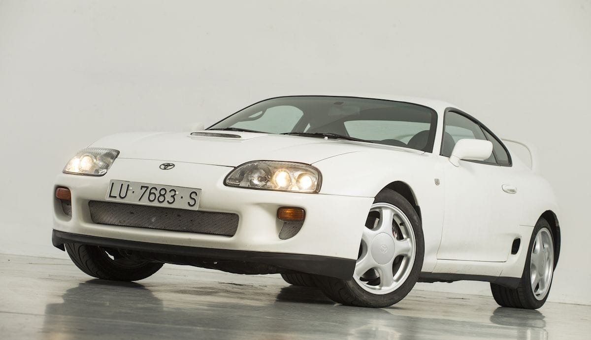 Dans l'univers des voitures classiques : découvrez la Toyota Supra A80 (1993–2002), un coupé alliant fiabilité et rapidité.