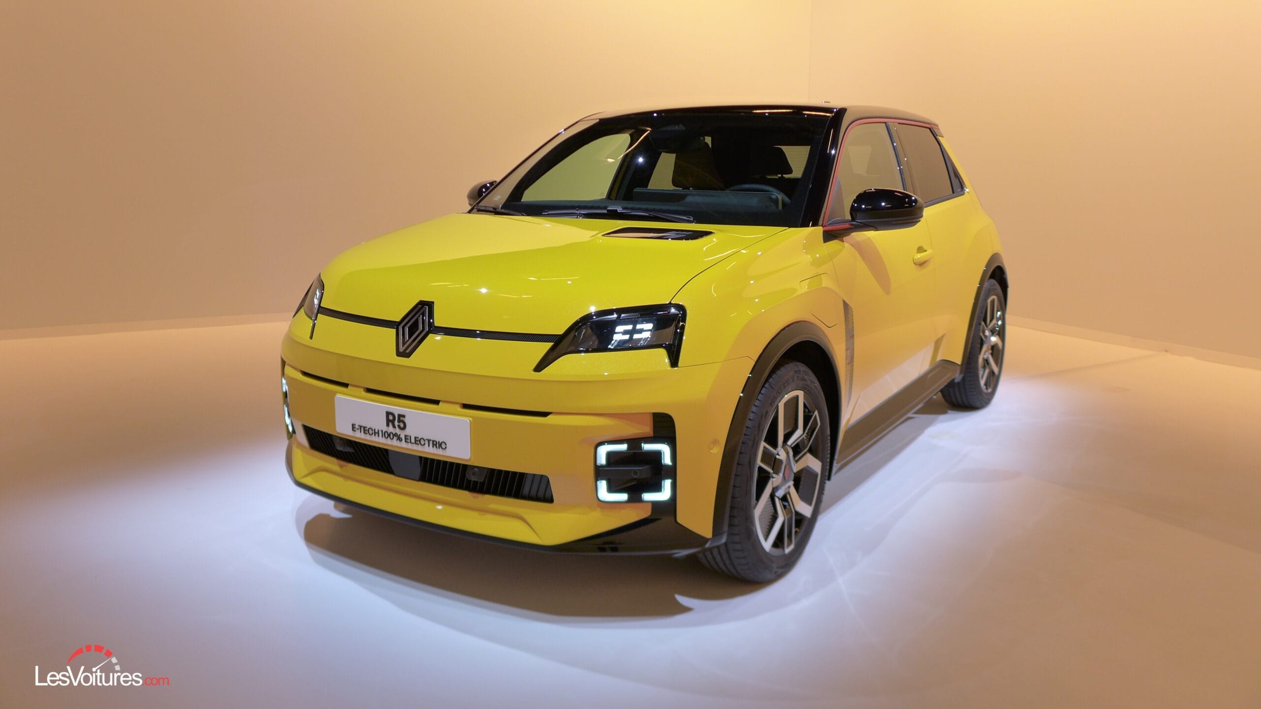 découvrez la renault 5 électrique, élue voiture de l'année 2025. alliant design rétro, innovation technologique et performances écologiques, cette citadine révolutionne le marché automobile. parfaite pour la ville, elle allie plaisir de conduite et respect de l'environnement.