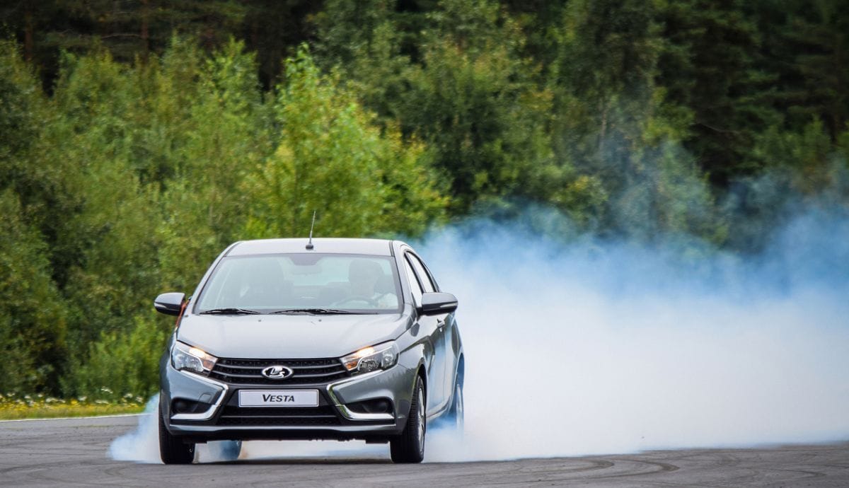 La voiture tremble en freinant : quelles en sont les causes ? Solutions à découvrir.