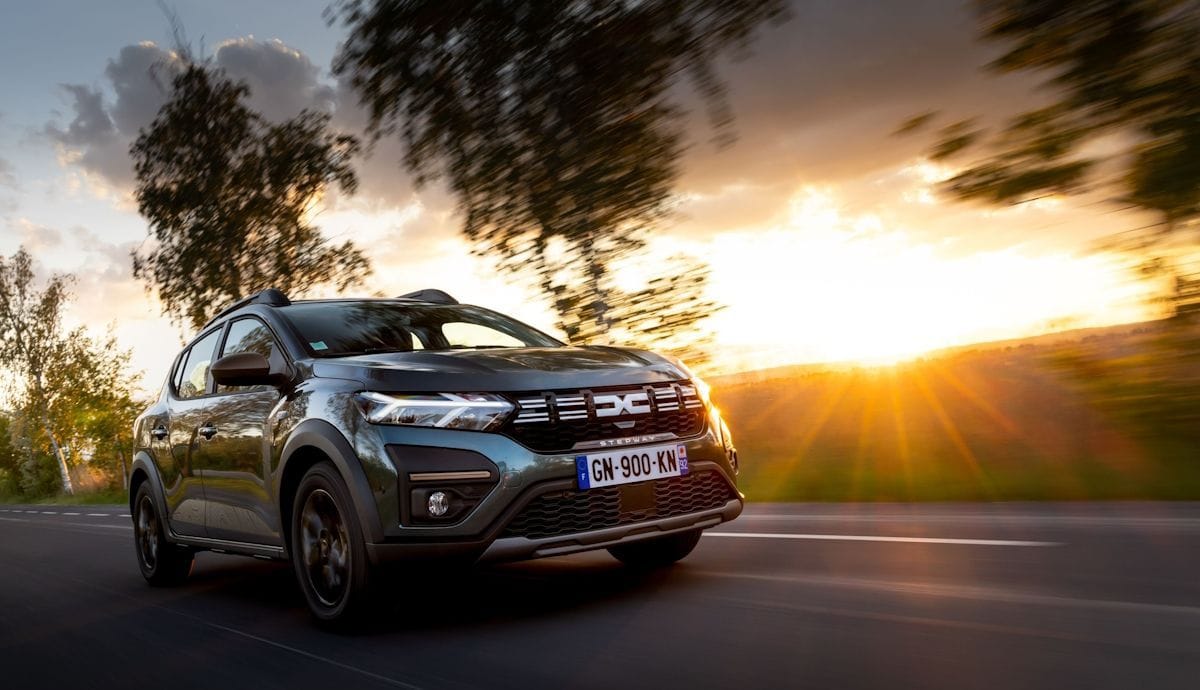 Le best-seller se transforme : découvrez le nouveau Dacia Sandero, qui se lancera aussi dans l'électrique !