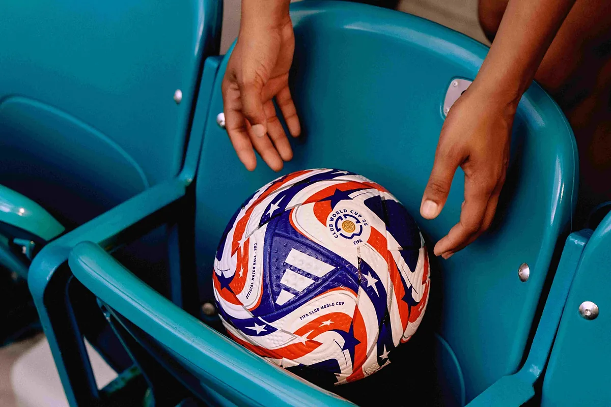 Adidas présente le nouveau ballon de la Coupe du Monde des Clubs.