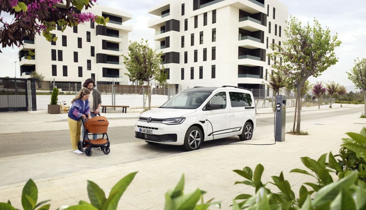Au volant du nouveau Volkswagen Caddy eHybrid : le monospace hybride rechargeable qui redéfinit la compétition.
