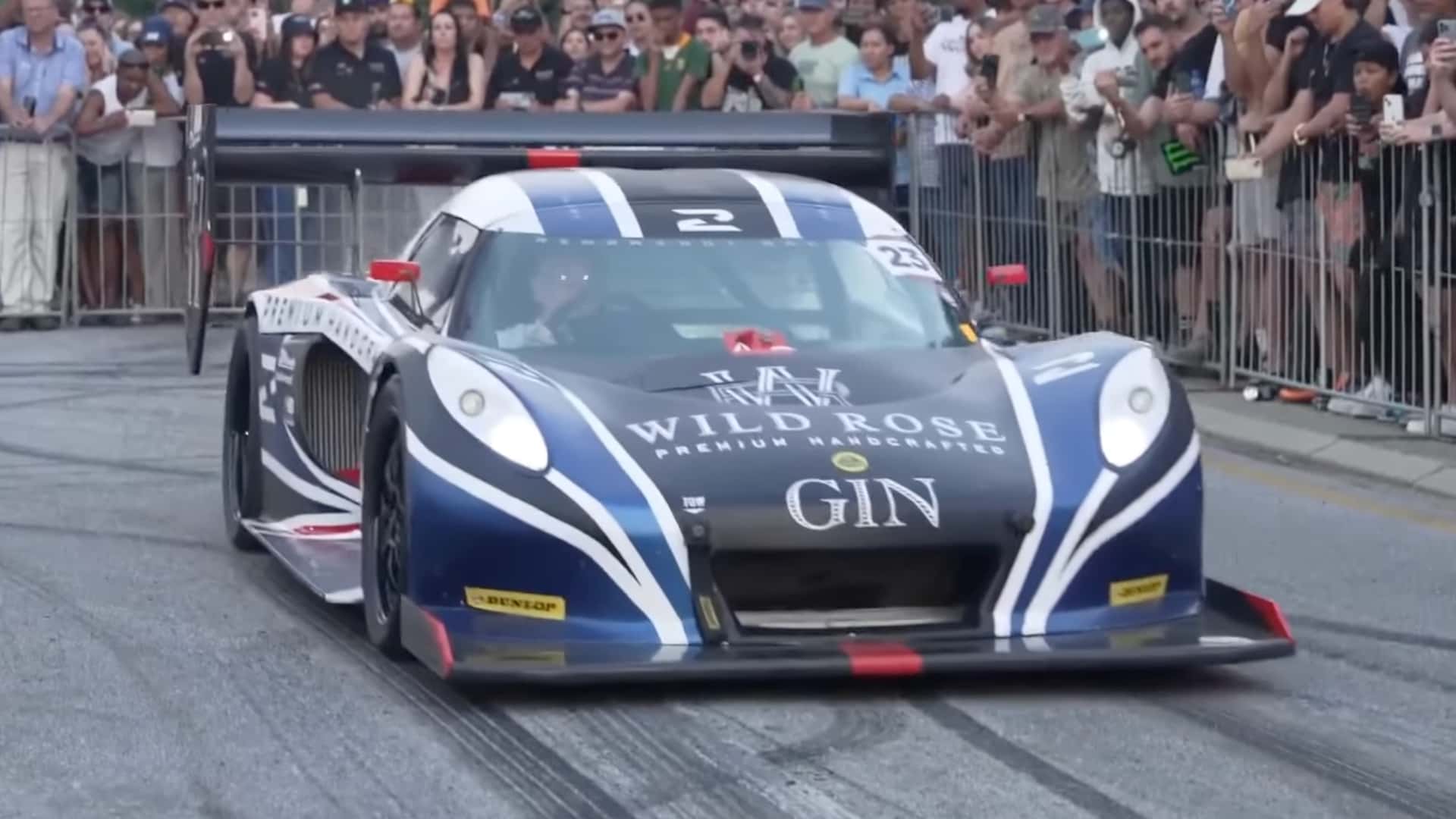 Cette Lotus Propulsée par Ferrari : Mon Nouvel Chouchou des Courses de Côte