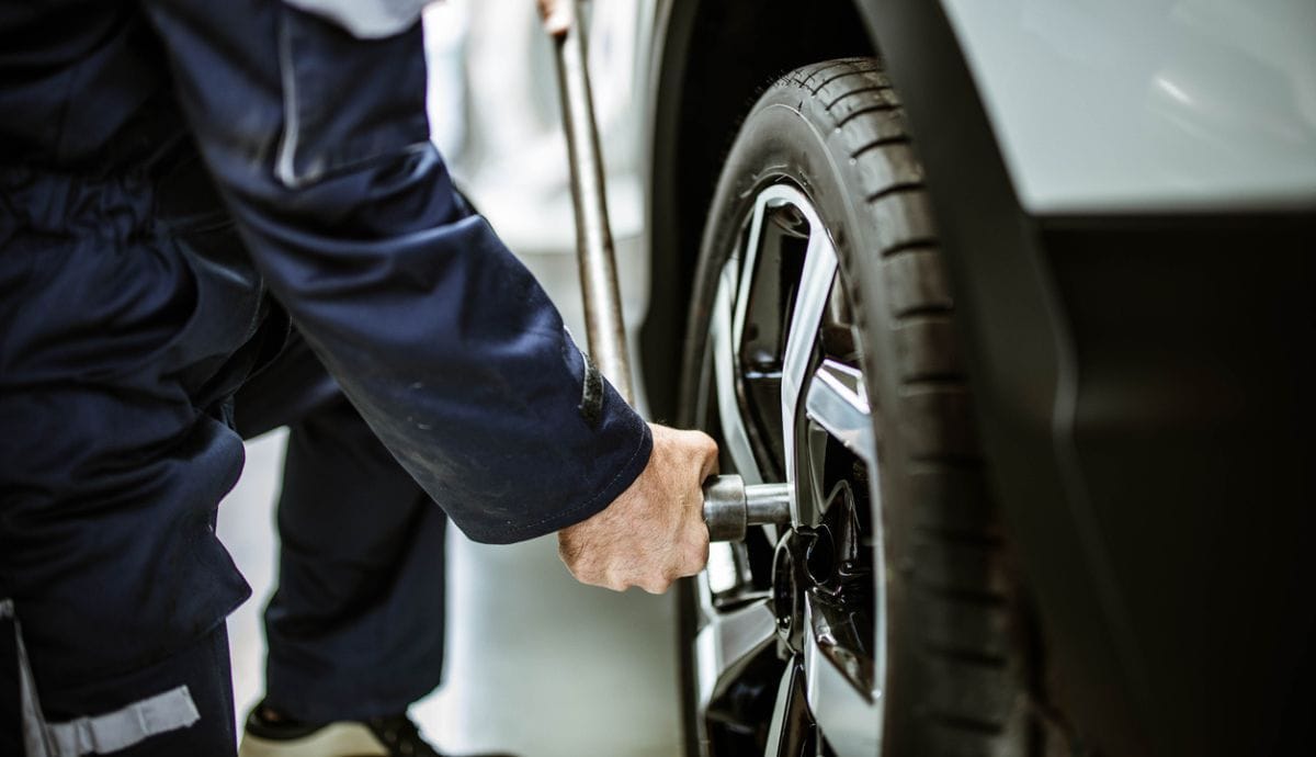 Changer un seul pneu de voiture : est-ce vraiment possible ?