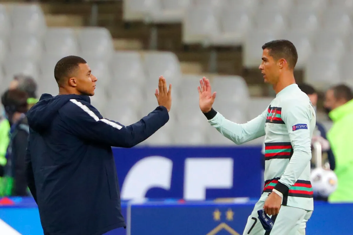 Cristiano Ronaldo met en garde le Real Madrid sur Mbappé : "Kylian n'a pas le profil d'un attaquant"
