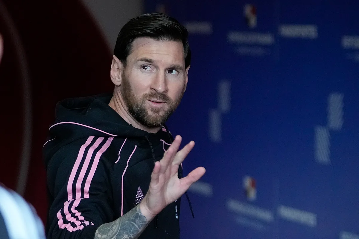 Le passeport de Messi contrôlé à deux reprises : les autorités doutent de son identité.
