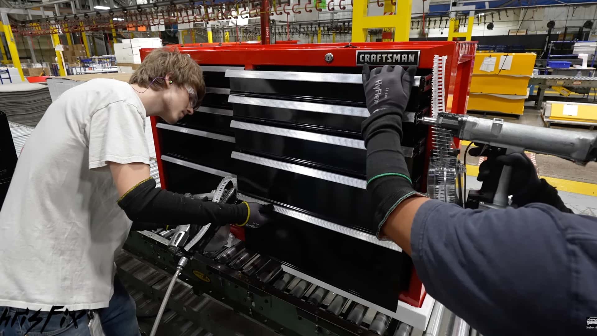 L'observation de la fabrication d'une boîte à outils : un spectacle profondément gratifiant.