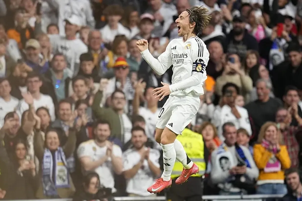 Luka Modric électrise le Real Madrid avec un superbe but et se hisse en tête aux côtés du FC Barcelone.