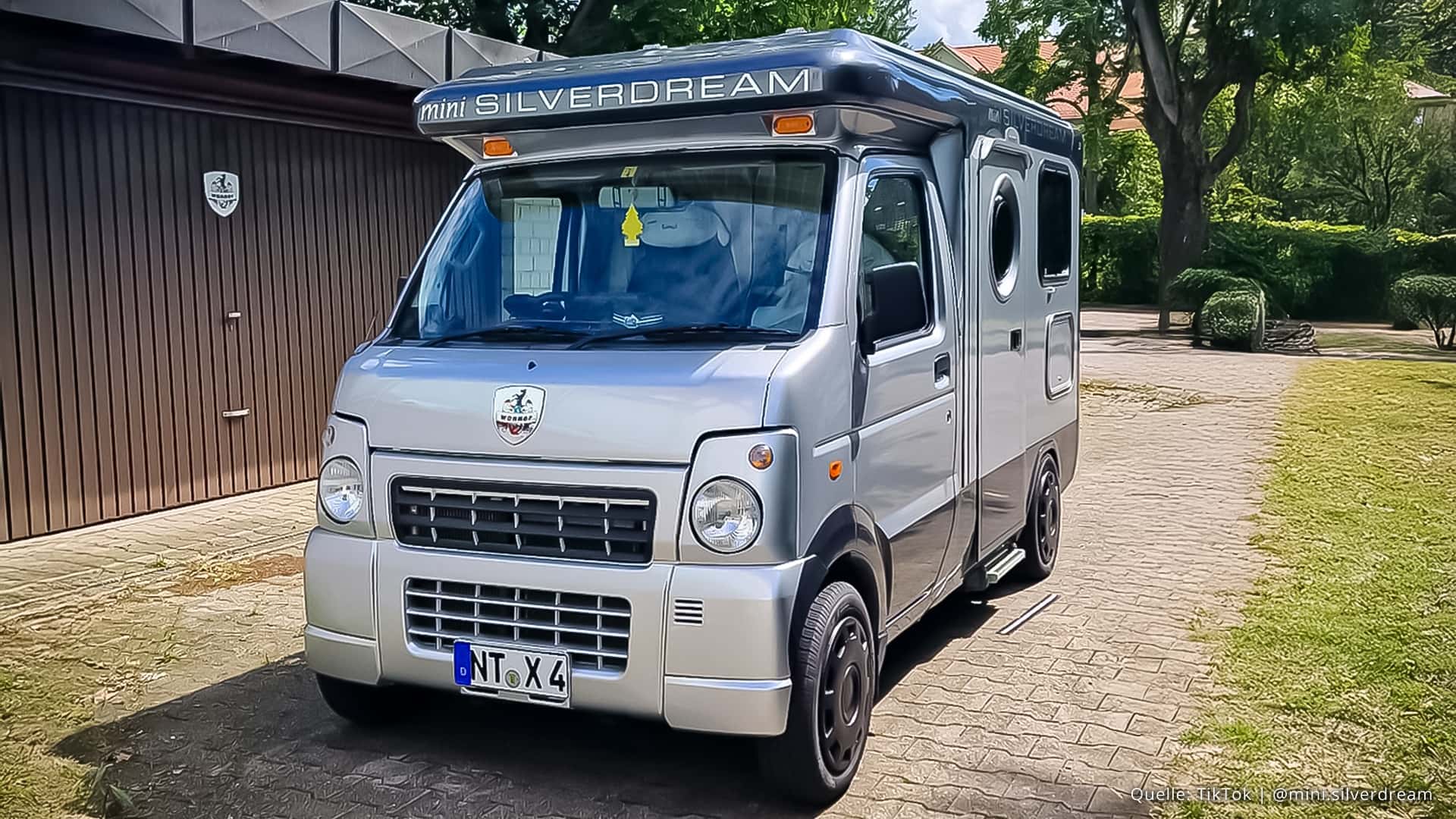 Mini Silverdream : Le micro-camionette avec toit relevable, l'escapade idéale pour deux.