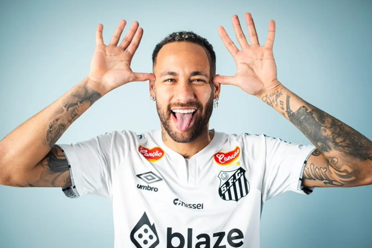 Neymar ému ne laisse pas la pluie gâcher la fête lors de son retour triomphal à Santos.