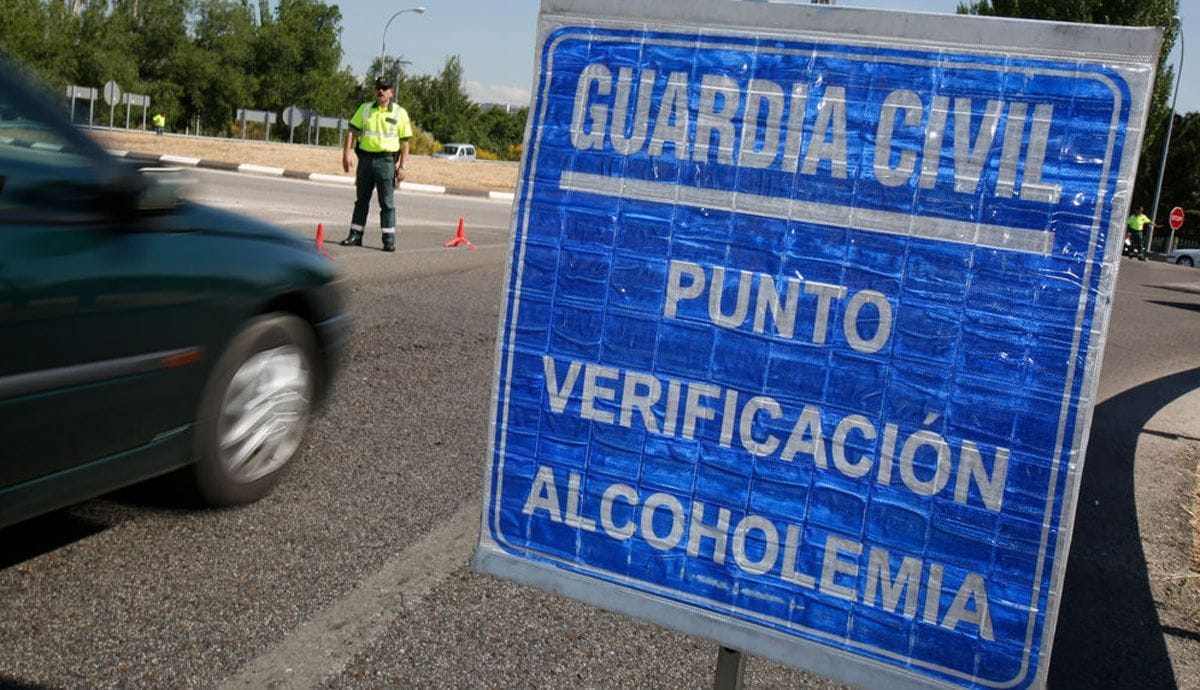 Premières amendes en Espagne pouvant atteindre 1 200 € pour avoir prévenu par WhatsApp de contrôles routiers.