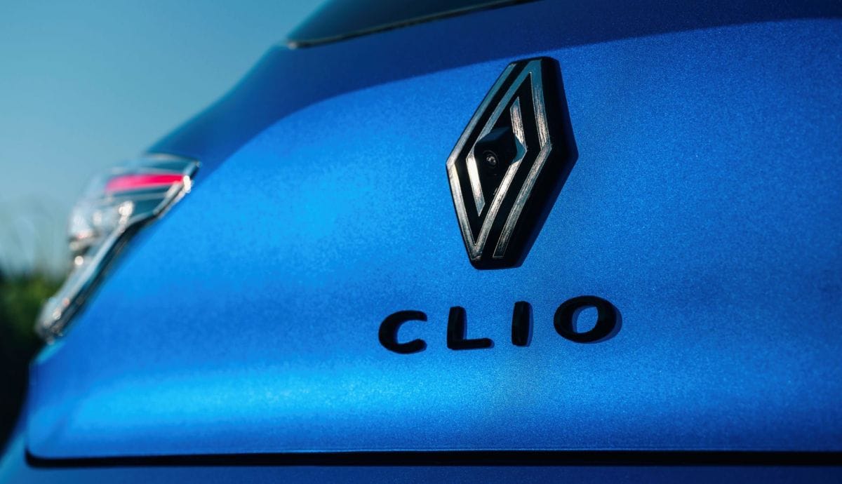 Renault se prépare à dévoiler le nouveau Clio 2026 : un redesign audacieux et des motorisations essence/hybrides innovantes.