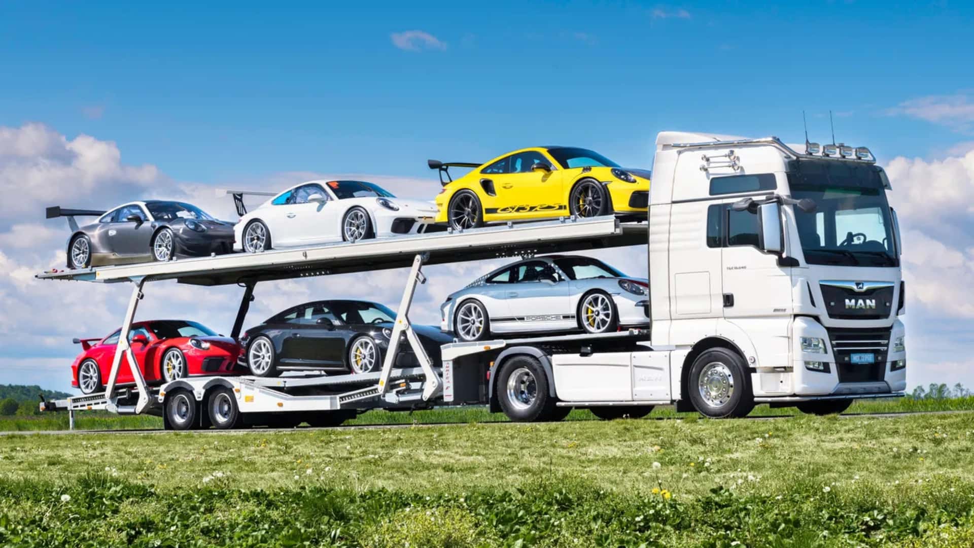 Achetez Six Porsche 911 et Repartez avec un Camion de Transport Offert !