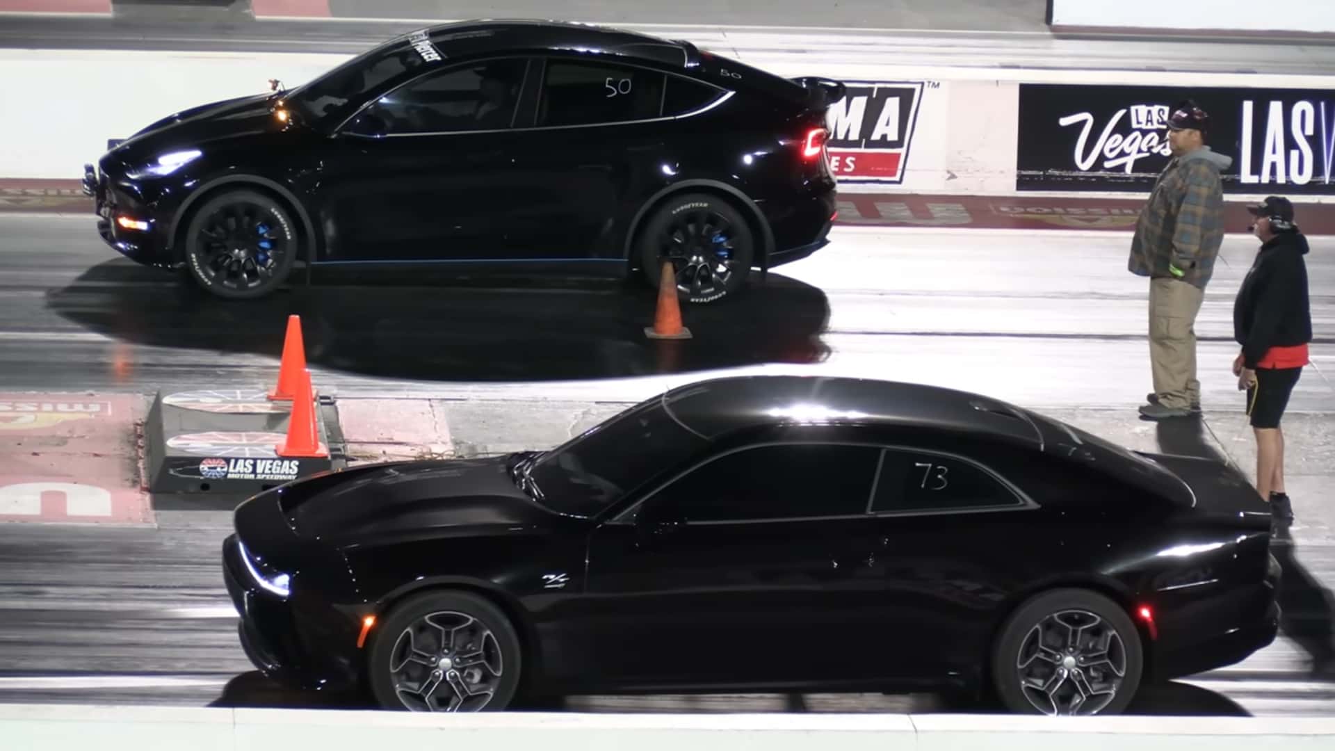Affrontement silencieux : La Charger Daytona défie la Tesla Model Y lors de la drag race la plus discrète au monde