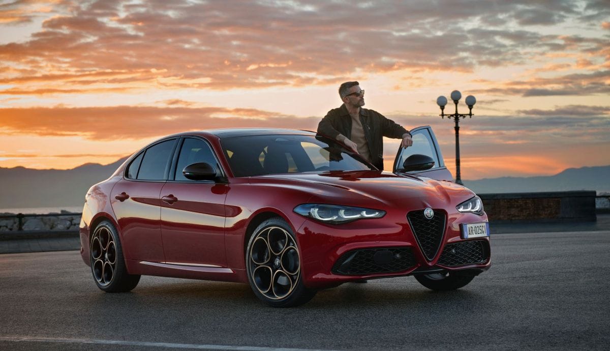 Alfa Romeo retarde son virage vers l'électrique : découvrez ses futurs projets et modèles à venir.