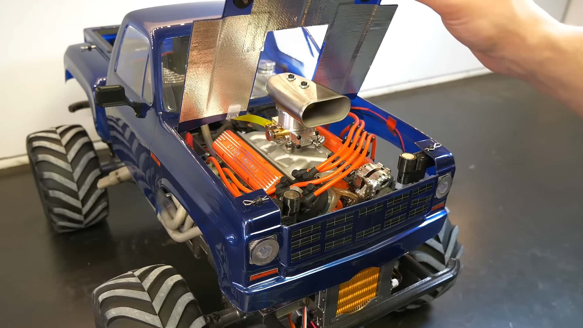 Ce Mini Monster Truck RC à Moteur V-8 Offre un Son Étonnant !