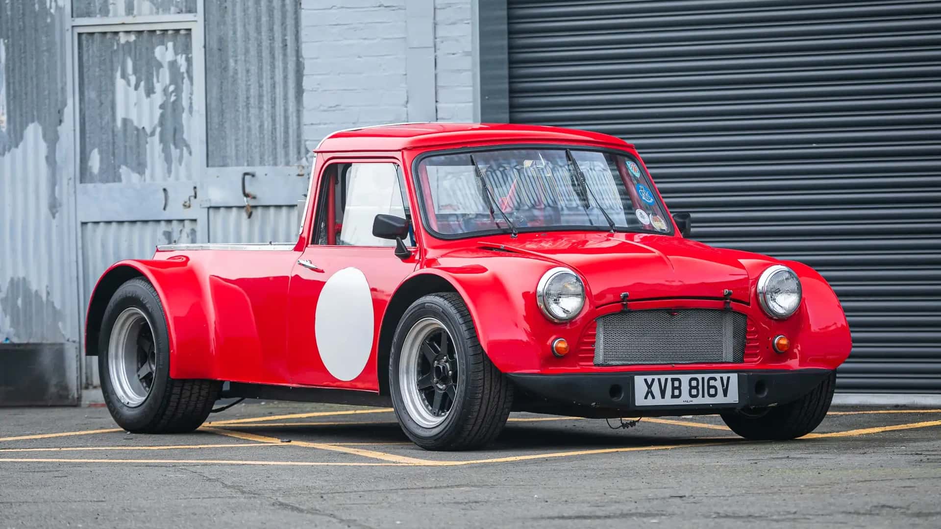 Ce mini pickup retravaillé cache un moteur V-8 de Ford.