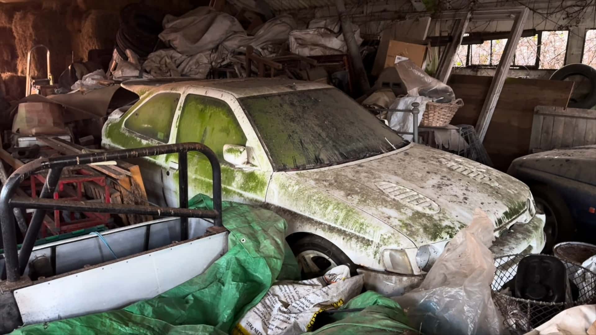Ces Ford Escort Cosworth Abandonnées Se Dégradent Dans une Grange Oubliée