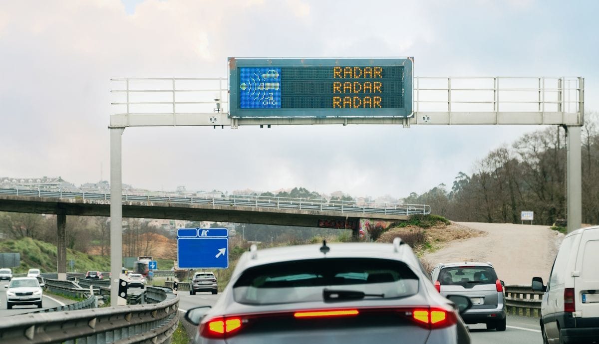Découvrez les 17 nouveaux radars activés par la DGT dans 6 régions : huit d'entre eux sont des radars de tronçon !