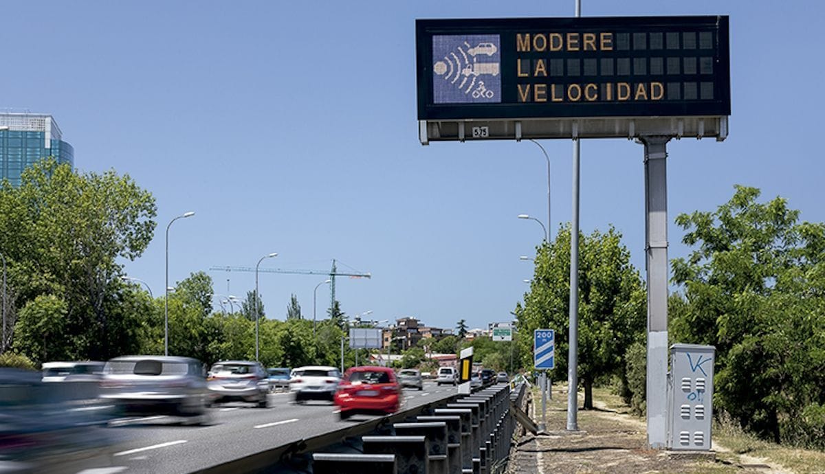 La DGT intensifie la surveillance routière avec de nouveaux radars de section, capables de contrôler des tronçons allant jusqu'à 4 kilomètres.