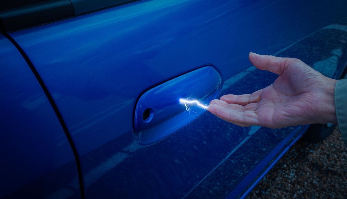 L'astuce anti-statique des conducteurs : découvrez pourquoi certains ne s'en passent pas !