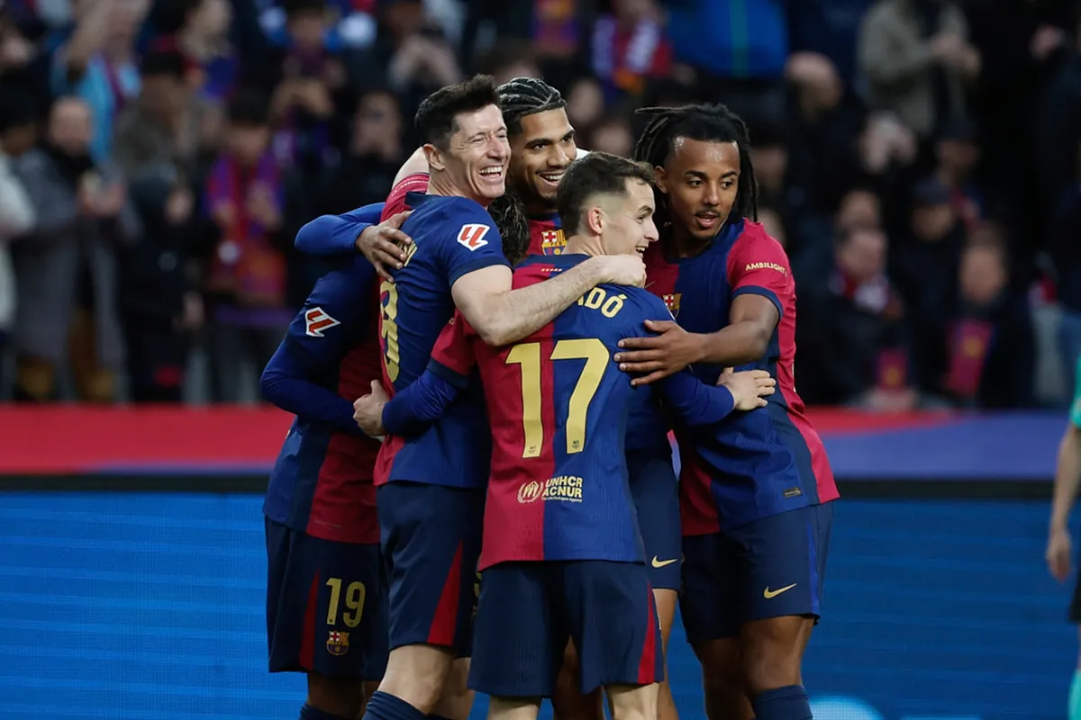 Le FC Barcelone écrase la Real Sociedad réduite à dix et s'empare de la première place en Espagne avec un 4-0 retentissant.