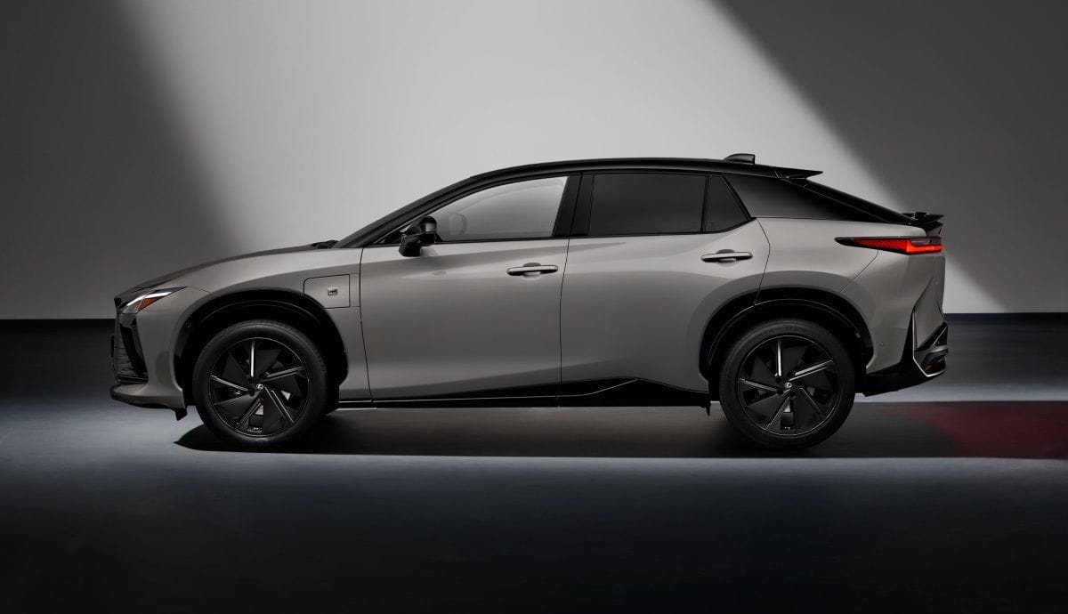 L'essence du Lexus RZ 2026 réside en son habitacle : le SUV électrique inaugure la direction à commande électronique.