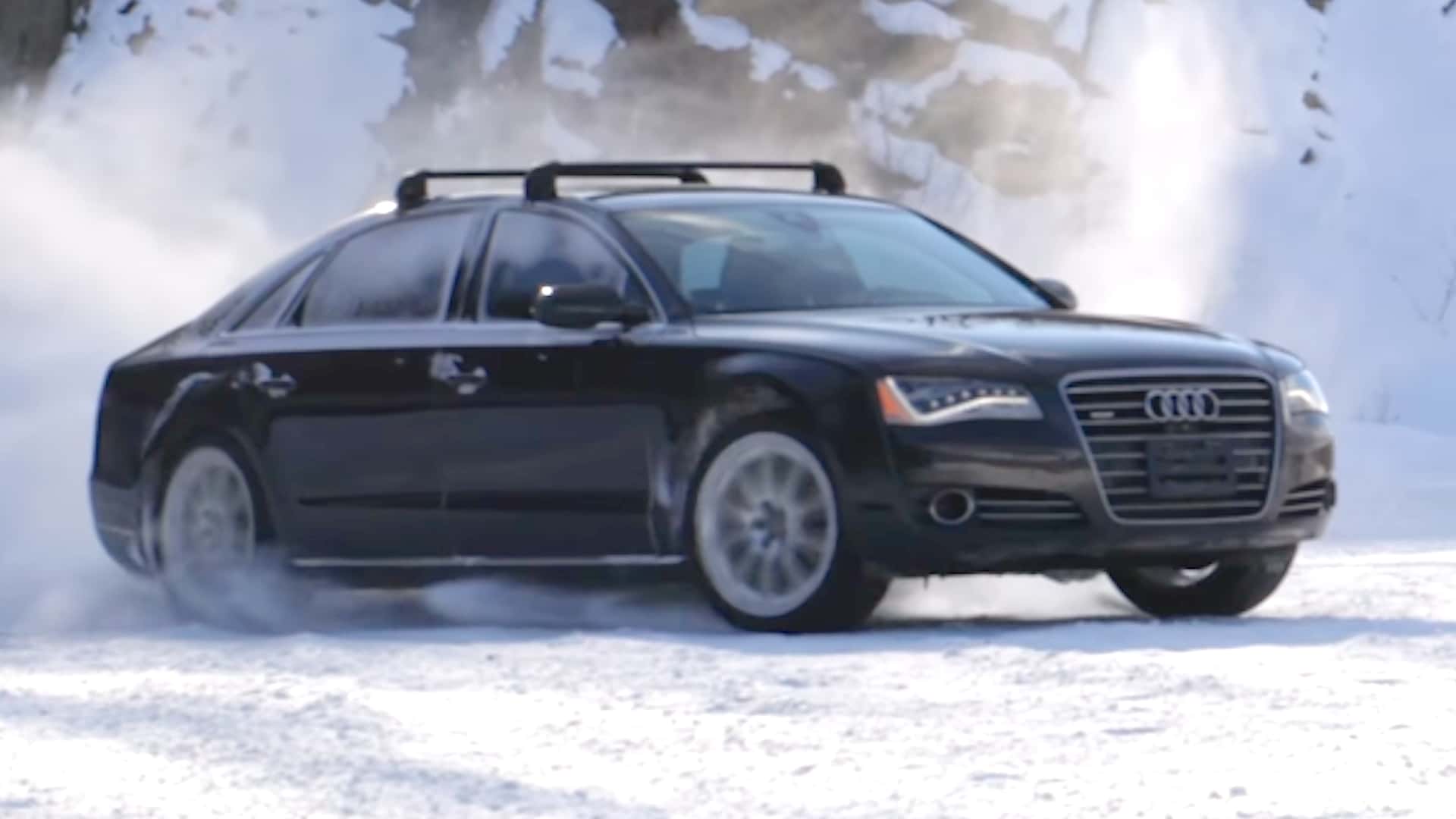 Même le plus grand modèle d'Audi s'illustre sur un parcours de rallye grâce à la technologie Quattro.