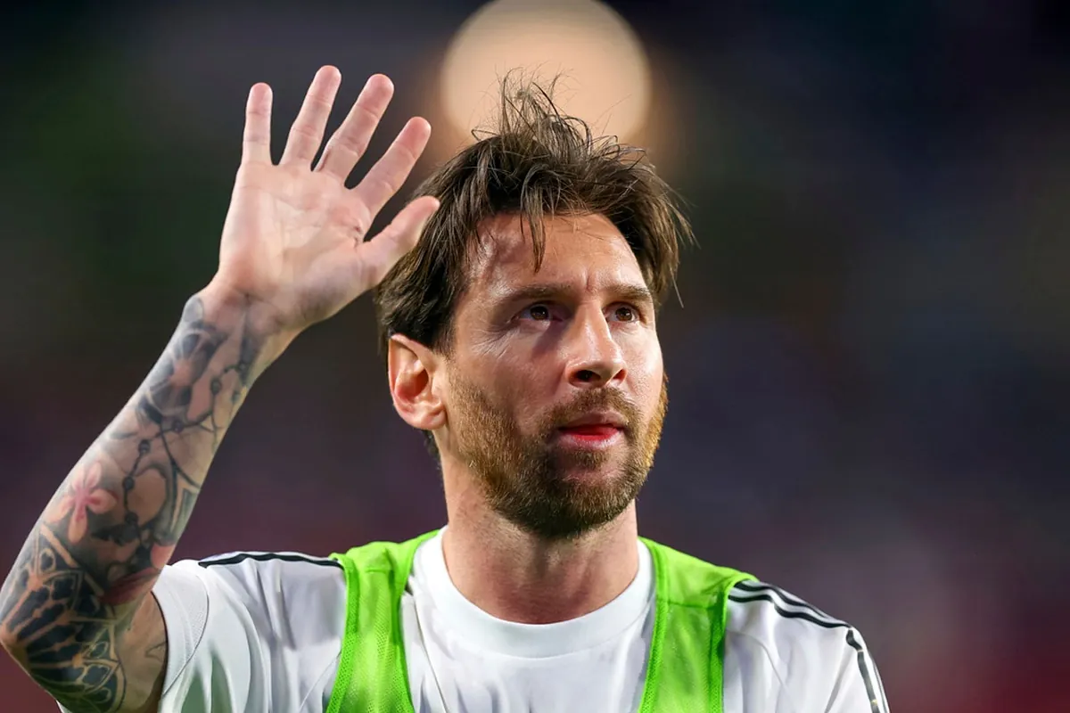 Messi émeut un enfant en lui serrant la main, créant un moment inoubliable dans les tribunes.