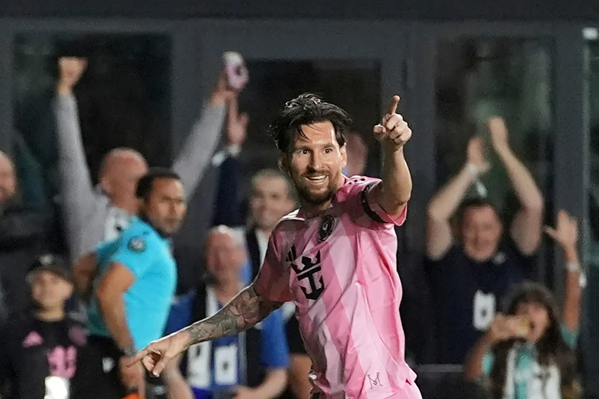 Messi et Suárez : un duo d'enfants espiègles, Messi stupéfait le monde avec un incroyable tour de magie !