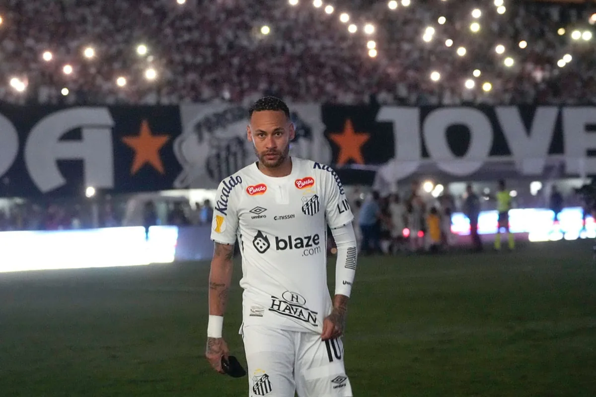 Neymar s'inspire de la célébration légendaire de Maradona pour retrouver sa passion du football.