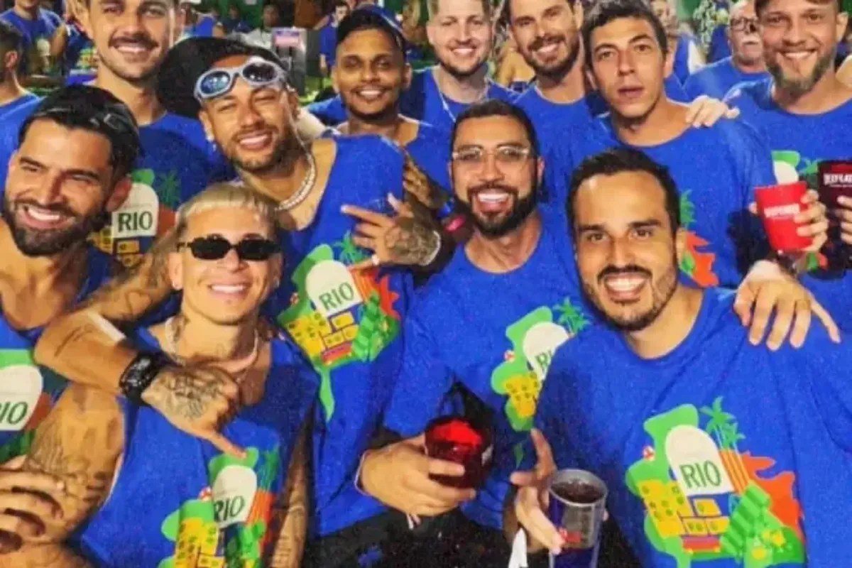 Neymar sous le feu des critiques après sa présence au Carnaval de Rio malgré une blessure.