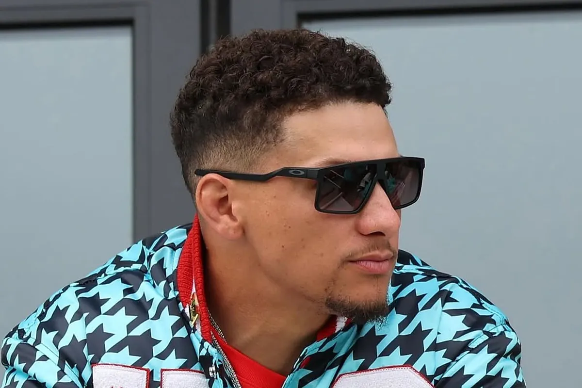 Patrick Mahomes surprend un fan en pleine capture photographique, tandis que Bronze lui tourne le dos face à cette intrusion.
