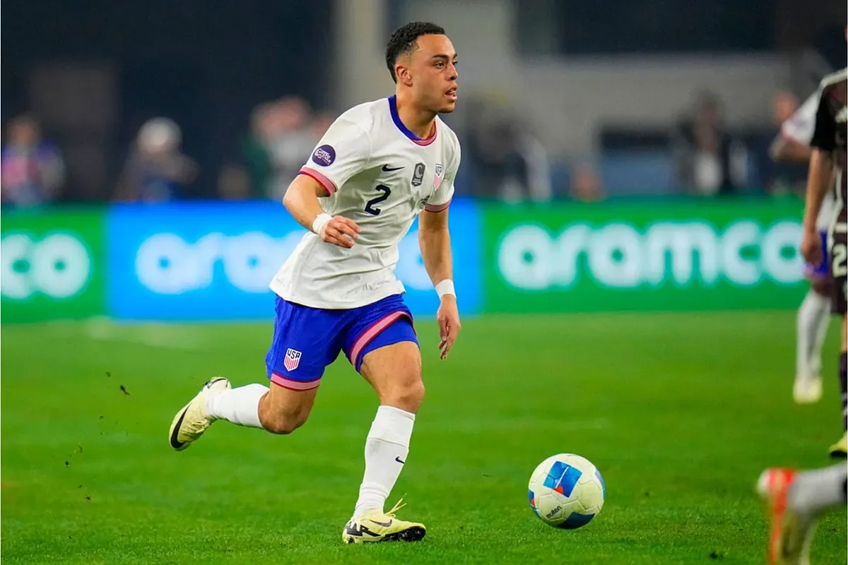 Sergiño Dest fait un retour poignant sur les terrains après près d'un an d'absence en raison d'une déchirure du ligament croisé.