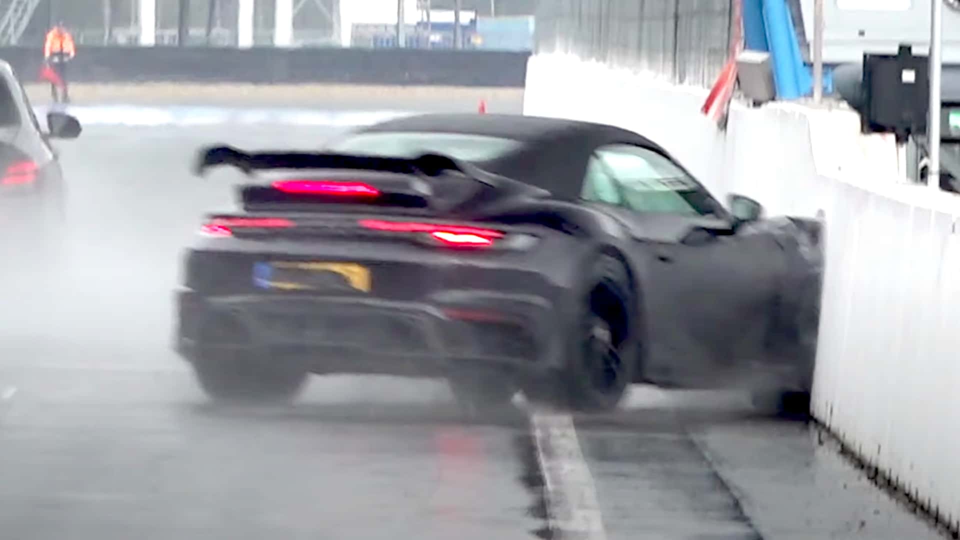 Souffrance et choc : un 911 Turbo s'écrase violemment contre un mur lors d'une course de dragsters.