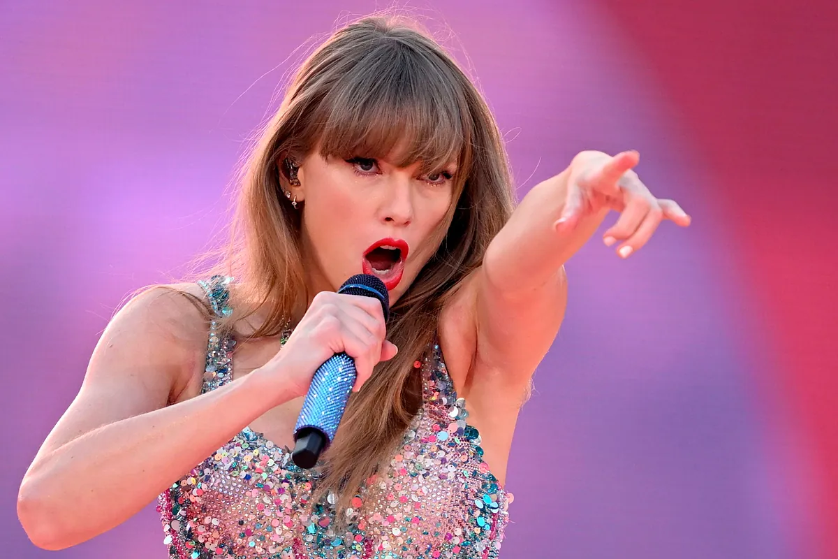 Taylor Swift fait le grand saut à Barcelone et vise le maillot du Clasico face au Real Madrid.