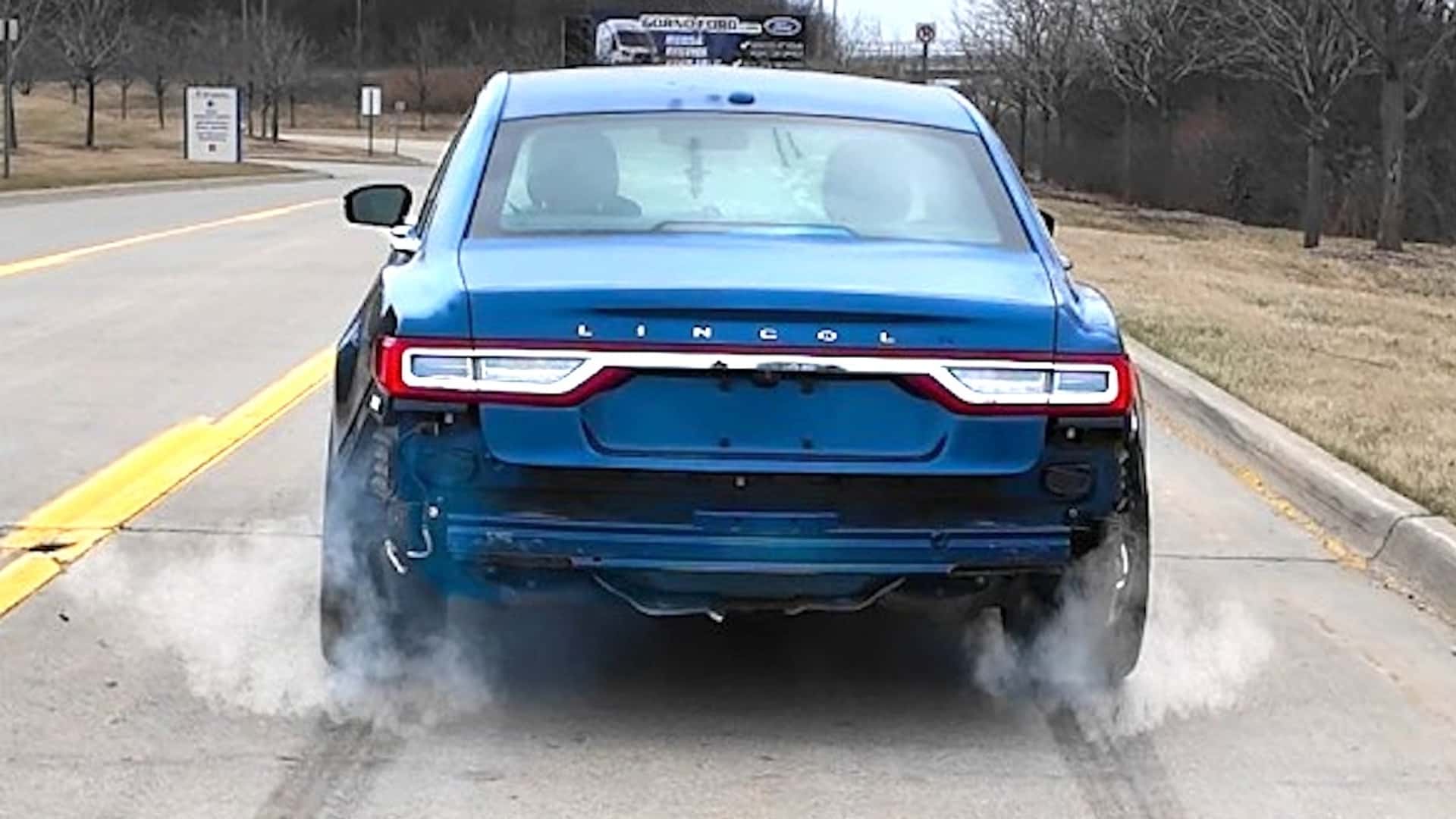 Un Lincoln Continental Équipé d'un V10 : L'Art du Luxe en Voyage Réinventé.