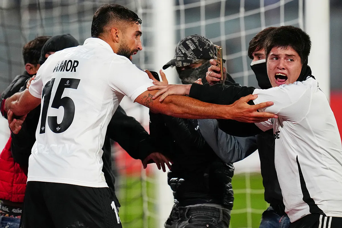 Drame au Chili : Deux fans perdent la vie avant un match, provoquant la terreur parmi les joueurs de Fortaleza après une invasion de terrain.