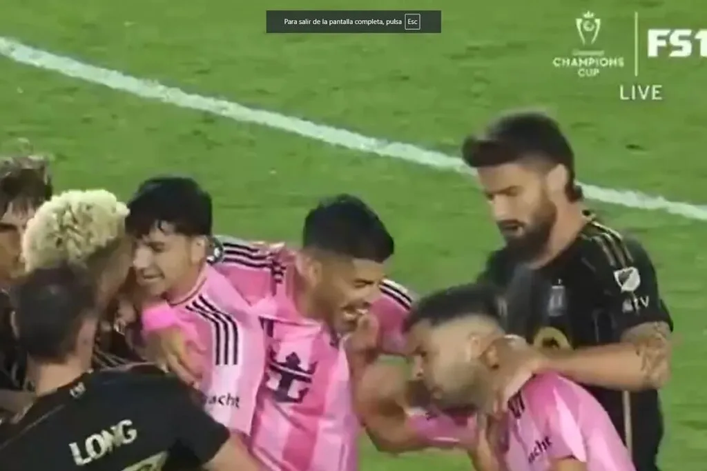 Luis Suarez mord Jordi Alba lors d'une échauffourée inattendue.