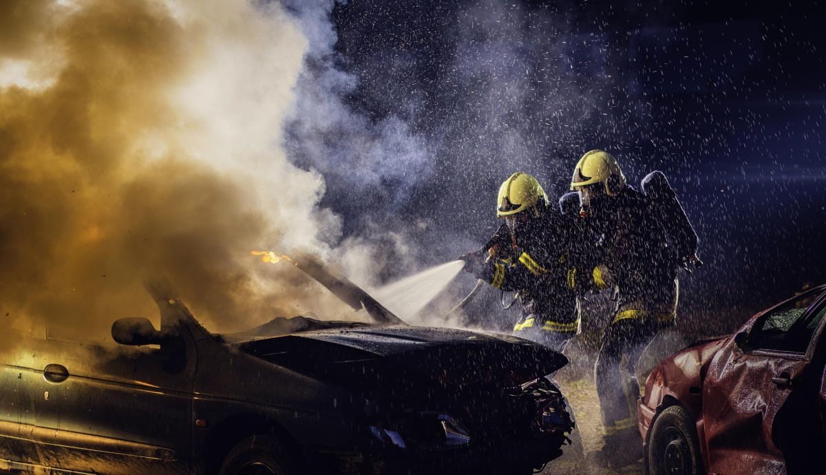 Alerte des pompiers : les risques des incendies de véhicules électriques et leurs recommandations indispensables.